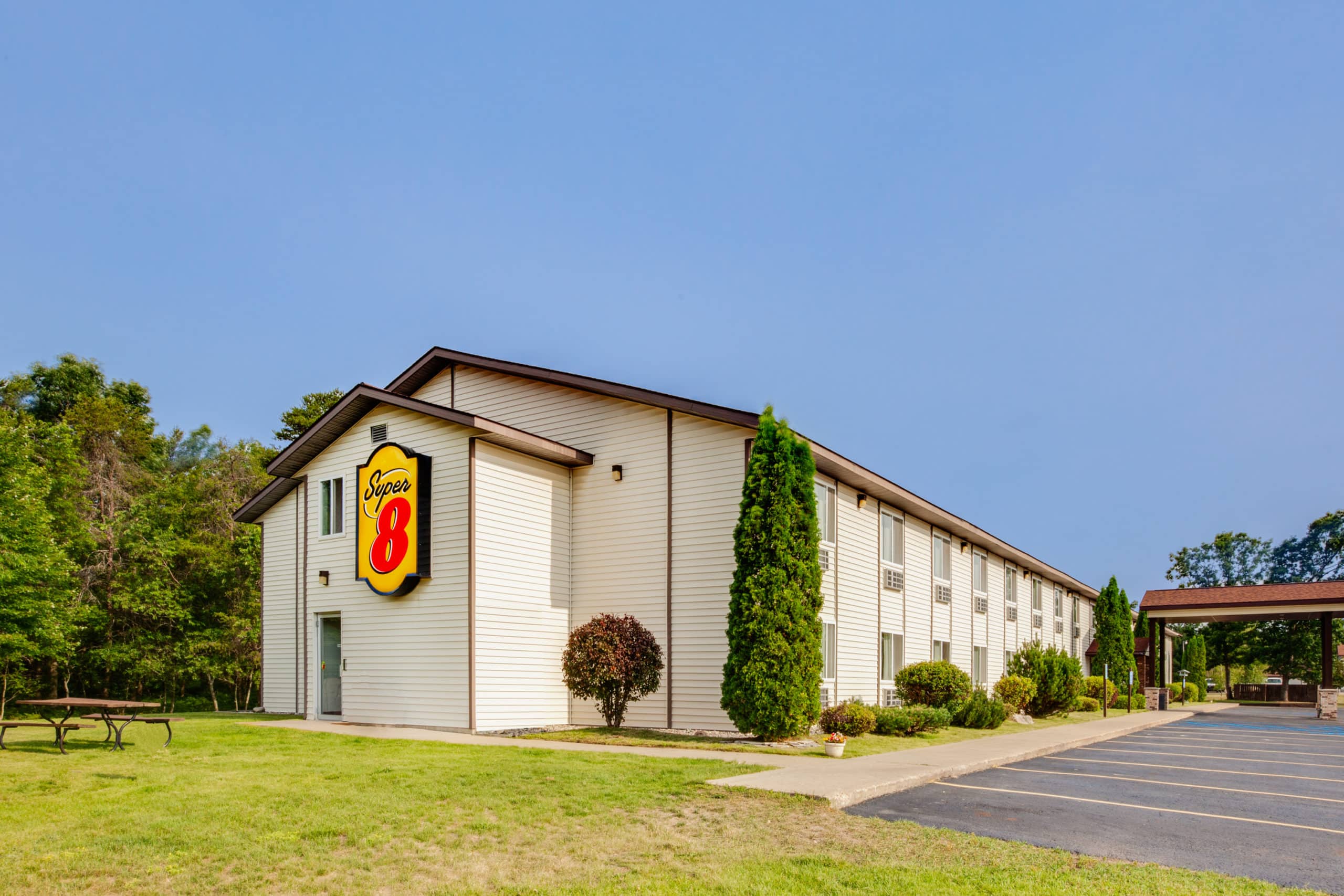 super-8-motel-grayling-mi-exterior